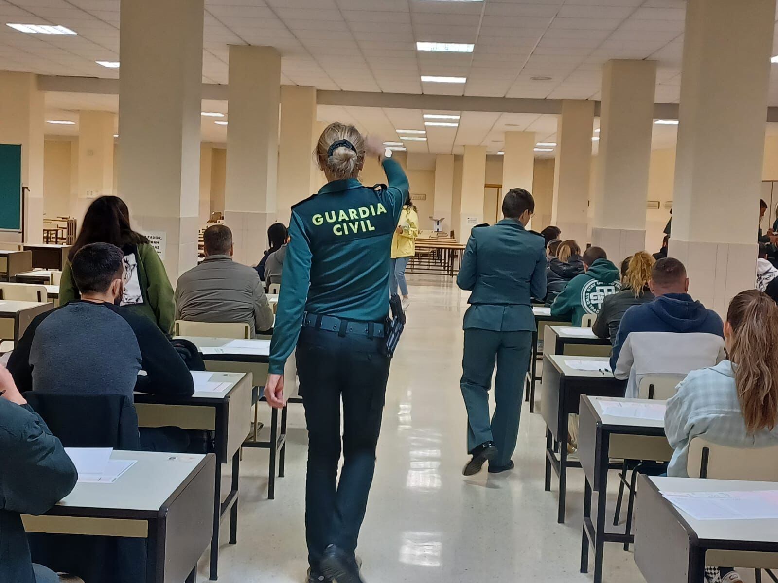 Aspirantes a Guardia Civil se enfrentan a un examen.