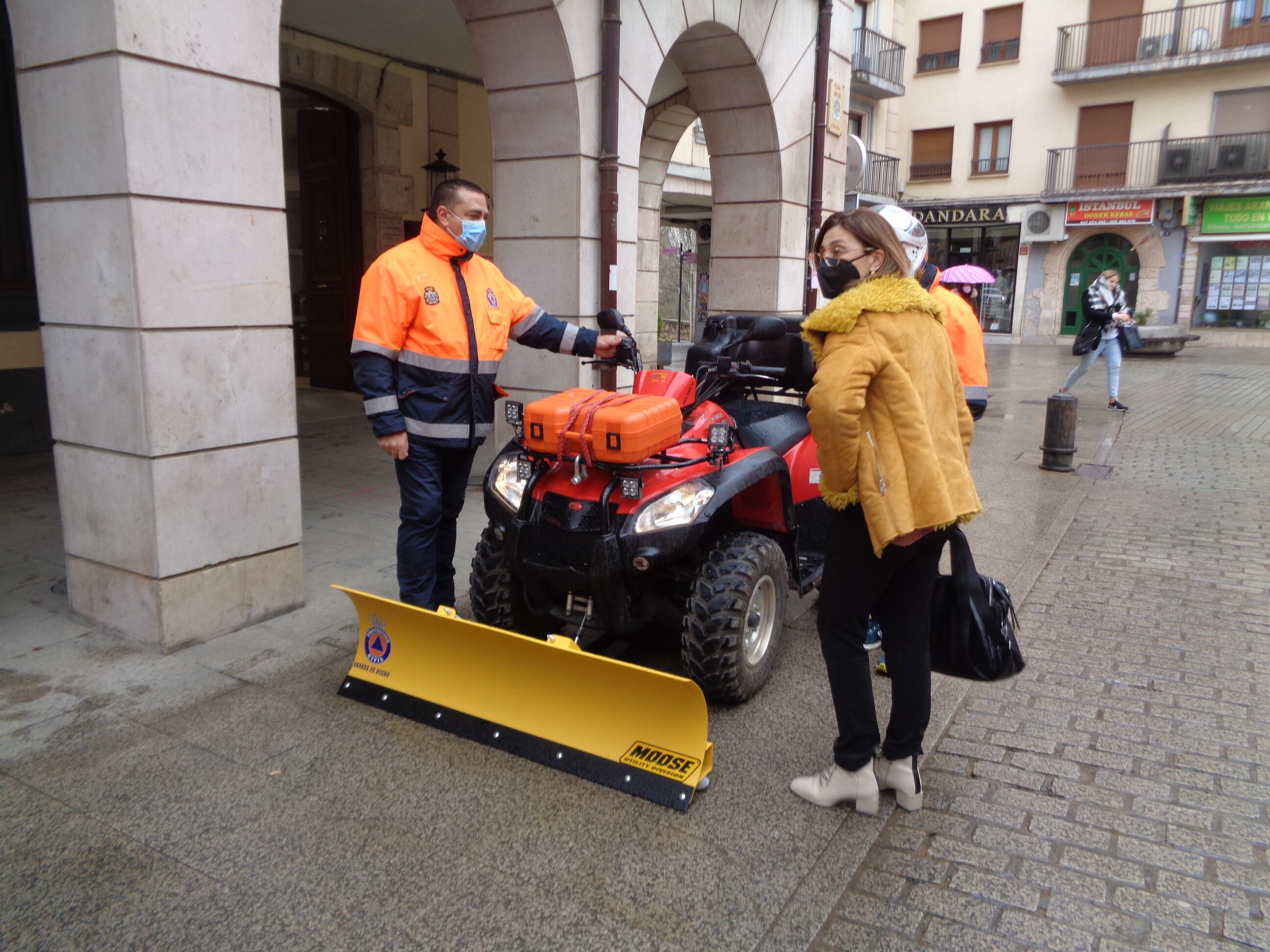 El jefe de la agrupación de voluntarios muestra a la alcaldesa la cuchilla del ATV