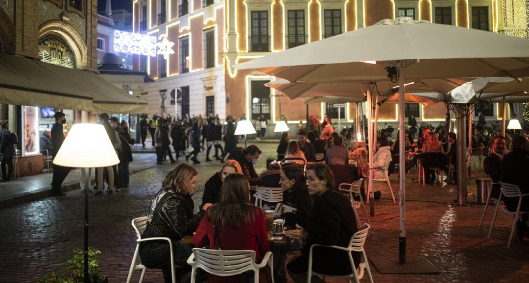 Varias personas en la terraza de un bar