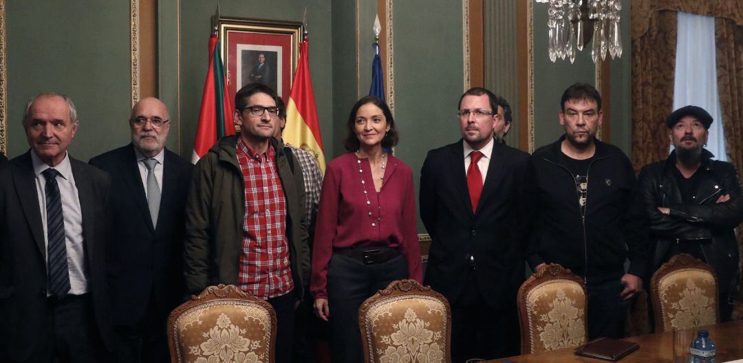 La Ministra de Industria, Comercio y Turismo, Reyes Maroto, junto al secretario del comité de empresa de La Naval de Sestao, Juanjo Llordén,  el secretario general de Industria y PYME, Raúl Blanco, y el director de promoción empresarial de la Spri. Iñaki 