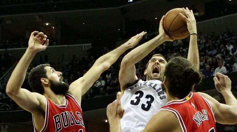 Nikola Mirotic y Joakim Noah ante Marc Gasol.