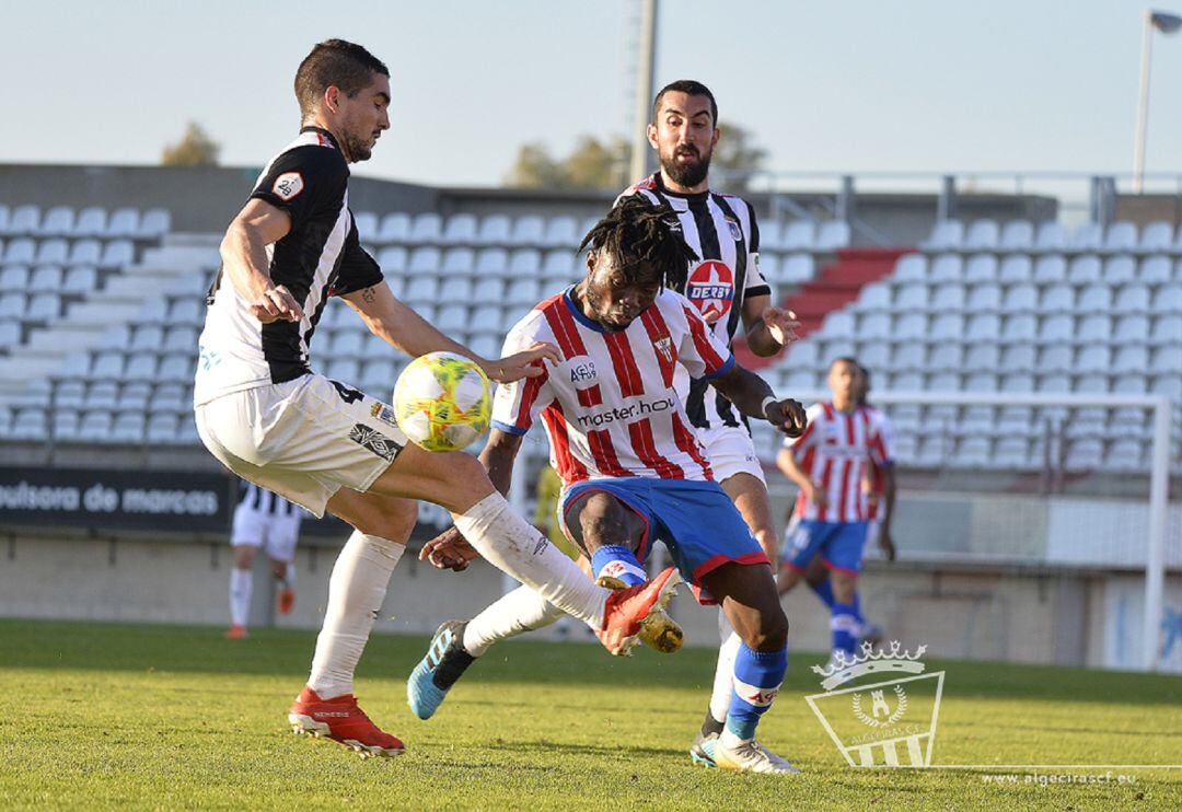 Karim pelea ante dos contrarios.