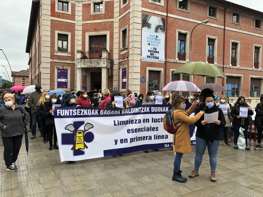 Los trabajadores de limpieza de Osakidetza se concentran frente al Hospital Basurto, en Bilbao