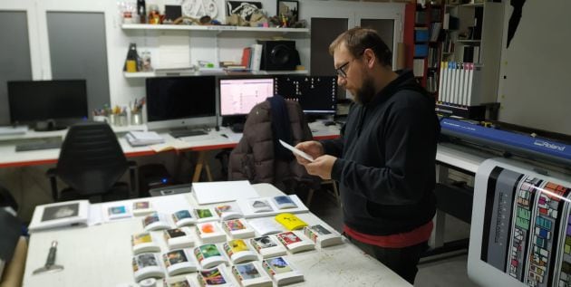 Santiago Torralba en su estudio.