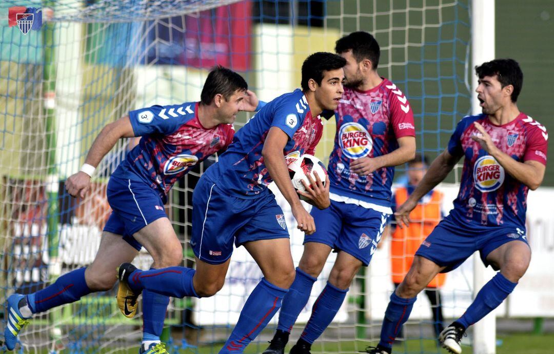 La Segoviana celebrando uno de los goles en La Albuera 