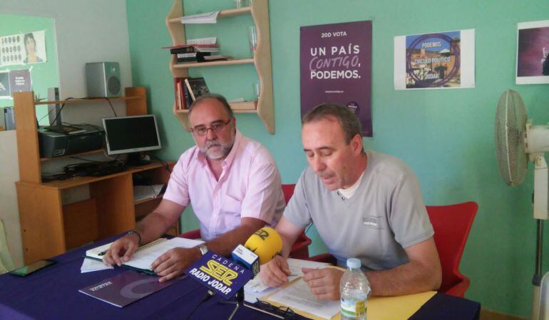 Antonio Sánchez, portavoz de Ganemos, y José Cabrero en la presentación del recurso de reposición contra el acuerdo de renovación del contrato de la cantera