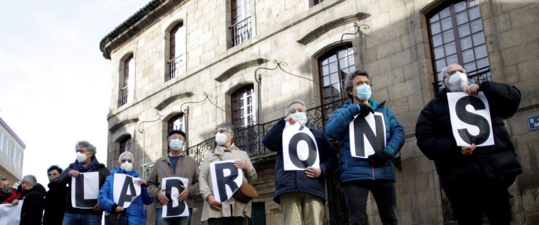 Concentración que ha convocado hoy la plataforma Defensa do Común ante la Casa Cornide de A Coruña bajo el lema &quot;A Casa Cornide é da Coruña. Devolución xa&quot;