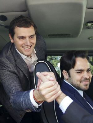 Ciudadanos party leader Albert Rivera (C) leaves after delivering a speech at a conference at the Camilo Jose Cela university in Villanueva de la Canada, outside Madrid, Spain, December 2, 2015. REUTERS/Andrea Comas