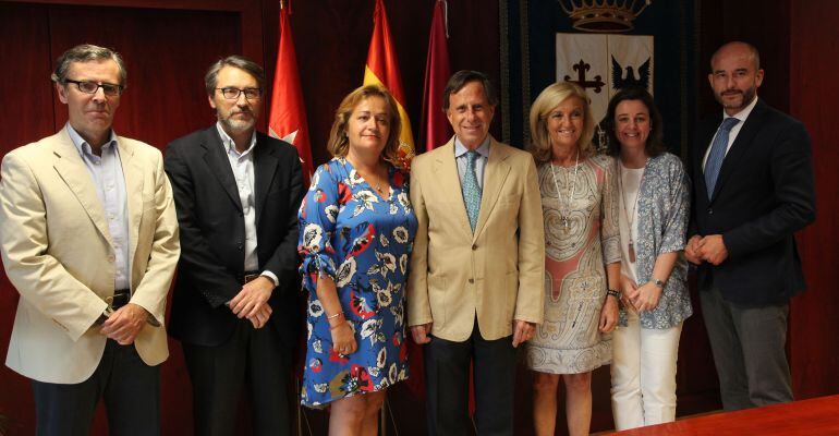 Los representantes del gobierno municipal y las entidades de consevación de urbanizaciones en Alcobendas