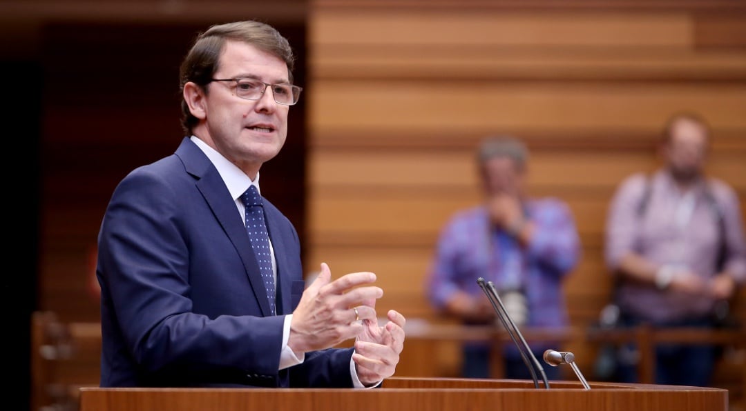 El candidato del PP a la presidencia de la Junta de Castilla y León, Alfonso Fernández Mañueco, durante su intervención en el debate de investidura del presidente de la Junta de Castilla y León