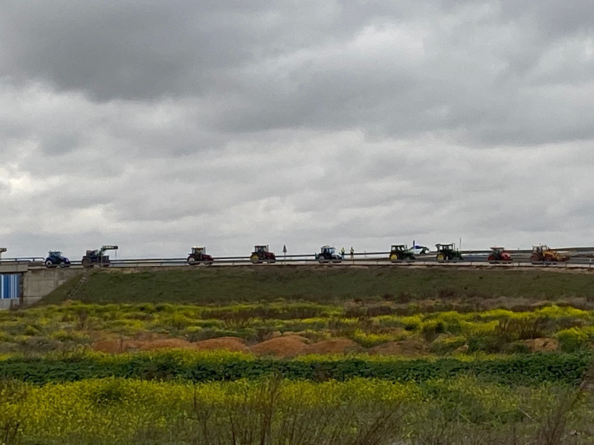 A su paso por la carretera nacional