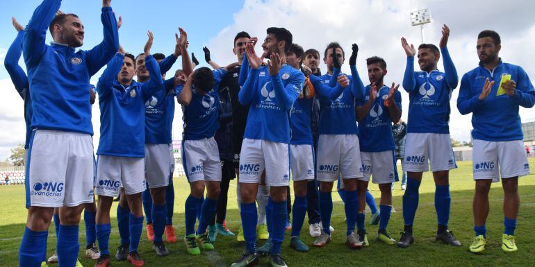 Los jugadores del Xerez DFC aplaudiendo a los aficionados tras un partido