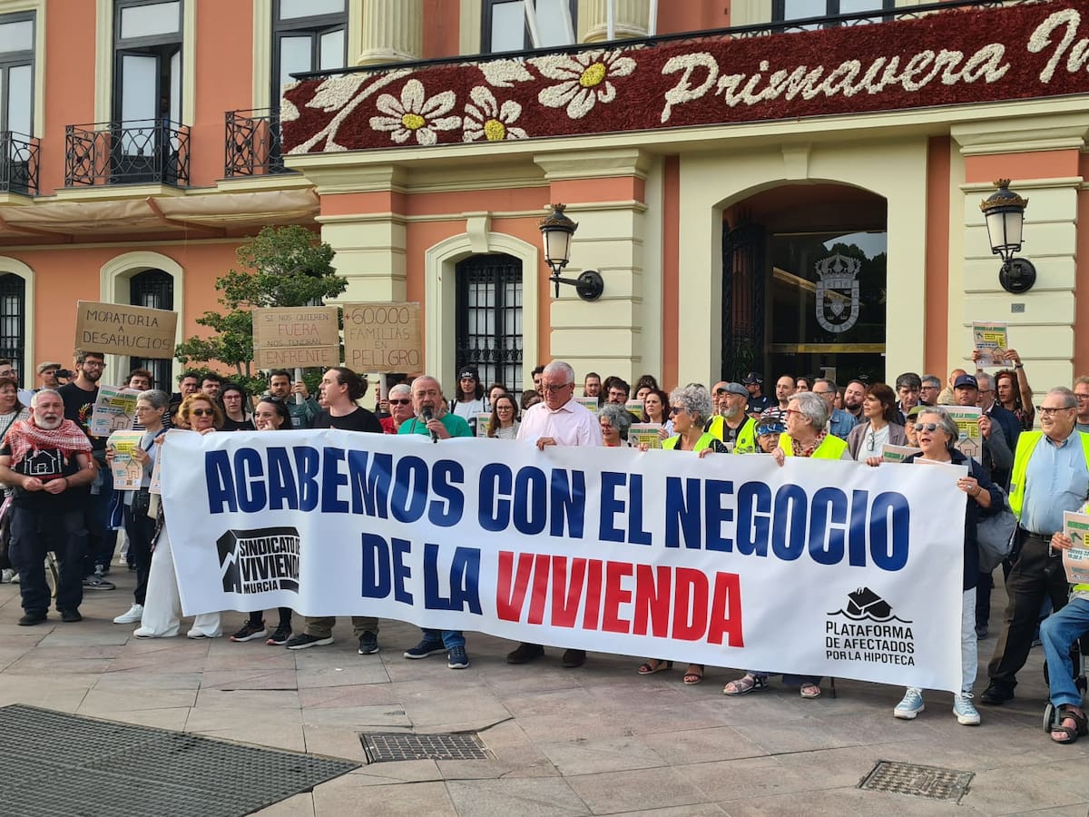 La PAH pide a Ayuntamientos y Comunidad que medien con la Sareb: "¿Qué hacen esos 2.000 pisos vacíos?"