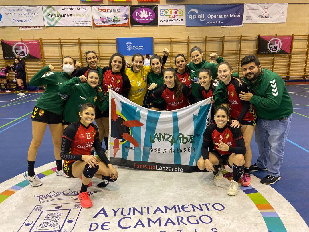 La expedición del Lanzarote Zonzamas en la cancha del Camargo.