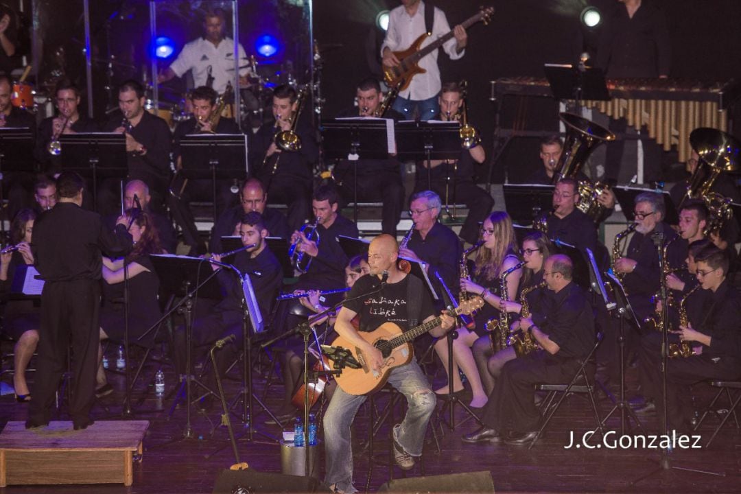 Concierto de Celtas Cortos con la Banda de Música de El Tiemblo