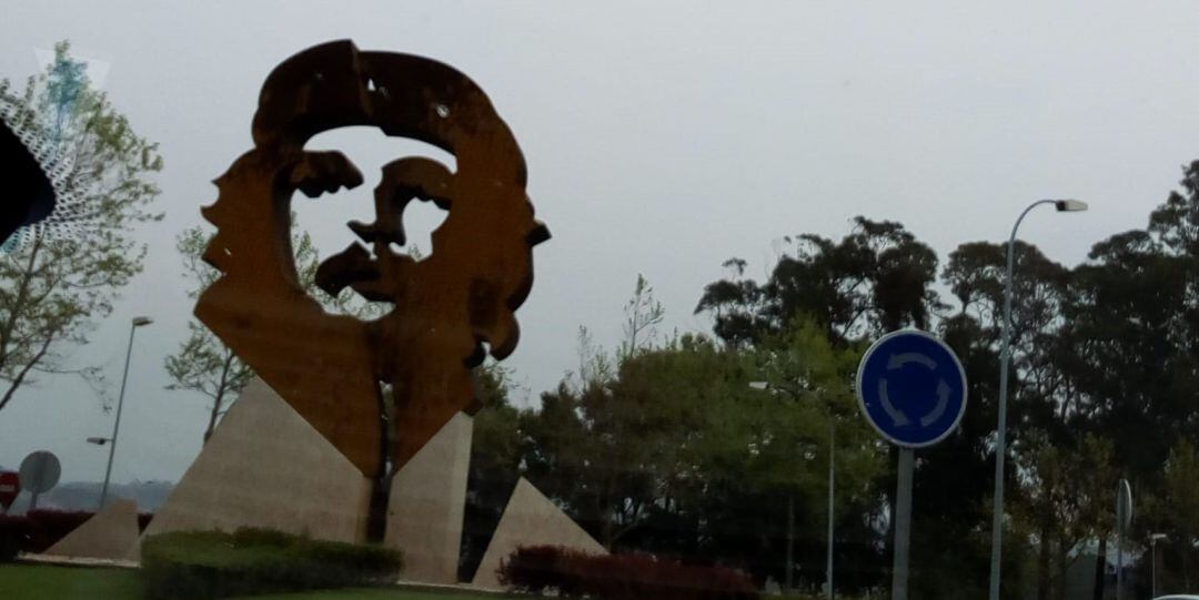 Rotonda de Oleiros con la escultura del Che Guevara