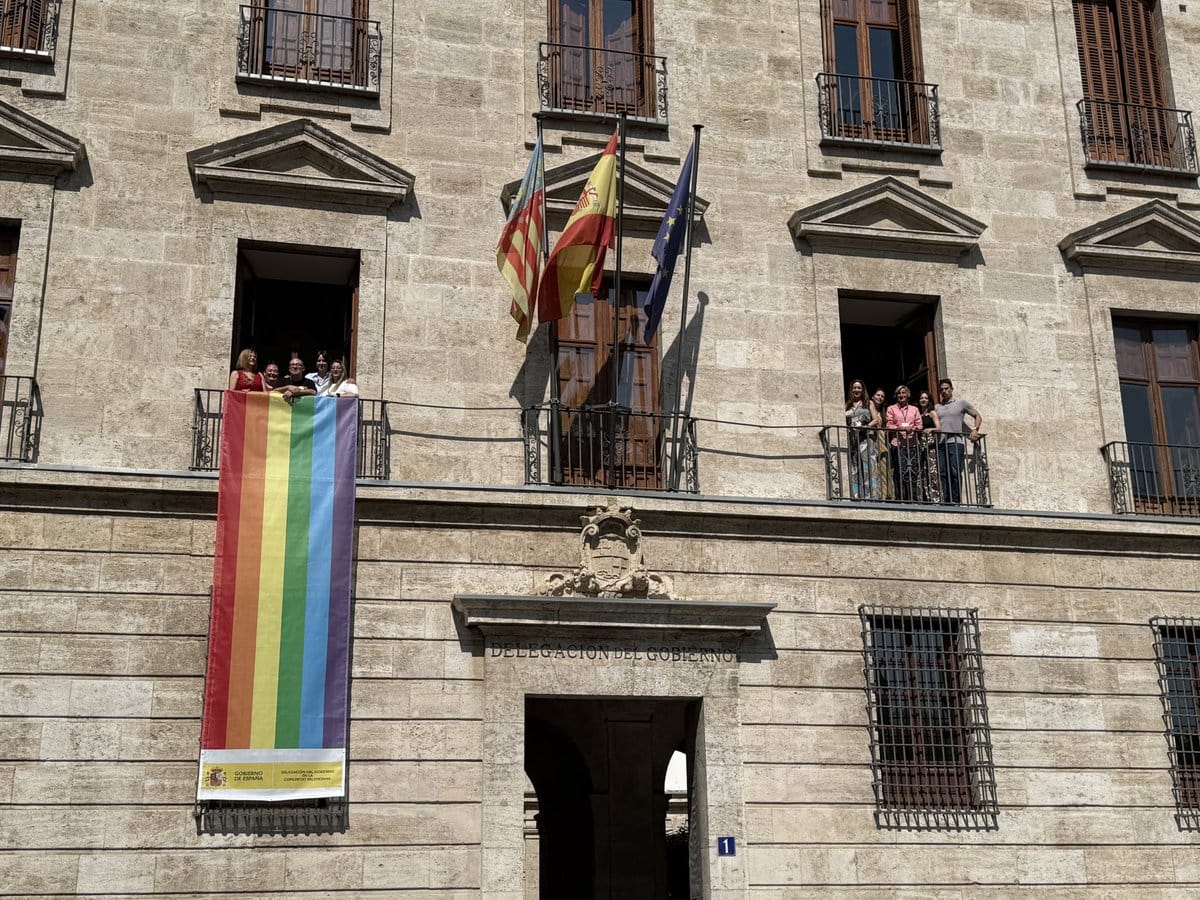 Bandera LGTBIQ en la sede de la Delegación del Gobierno en València