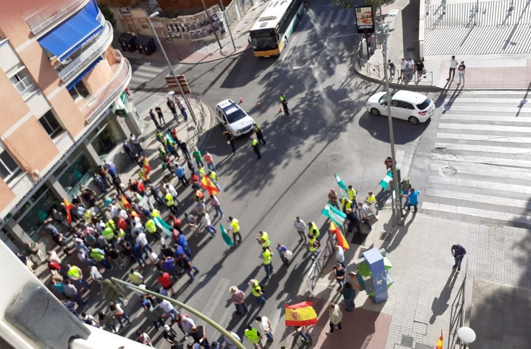 Agricultores jiennenses se agolpaban este martes por la mañana ante la sede de Asaja Jaén para protestar por los bajos precios del aceite