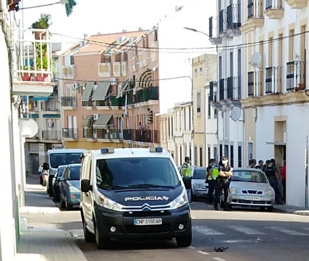 Uno de los momentos de la operación en la calle Guadámez