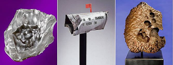 El buzón y dos de los meteoritos que han sido subastados por la casa Bonhams
