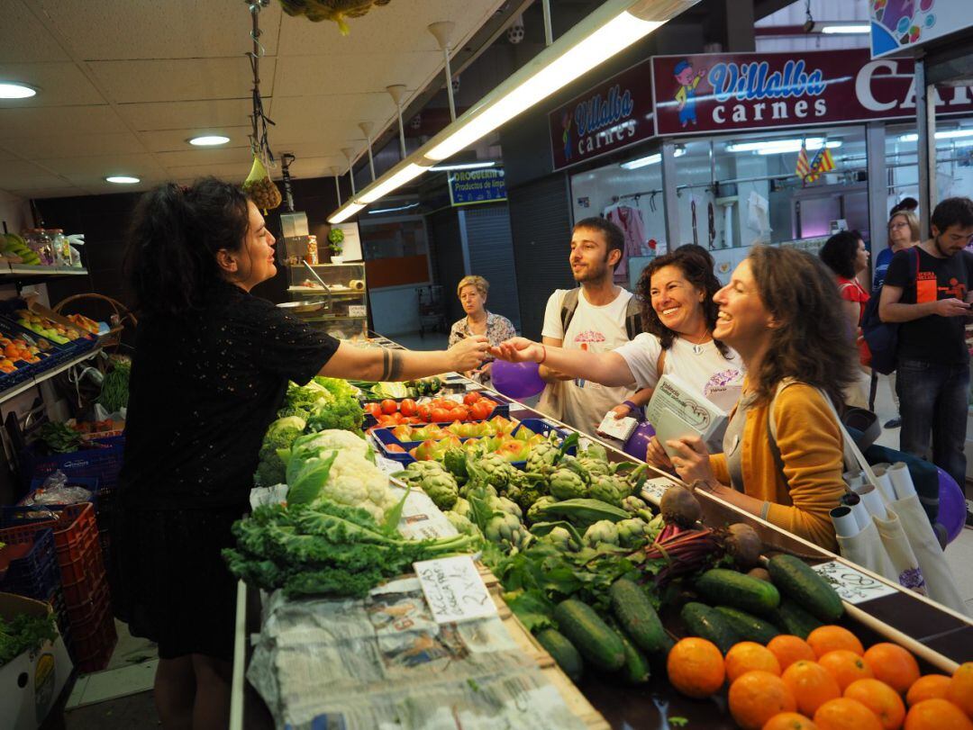 María Oliver en el mercado de Benicalap