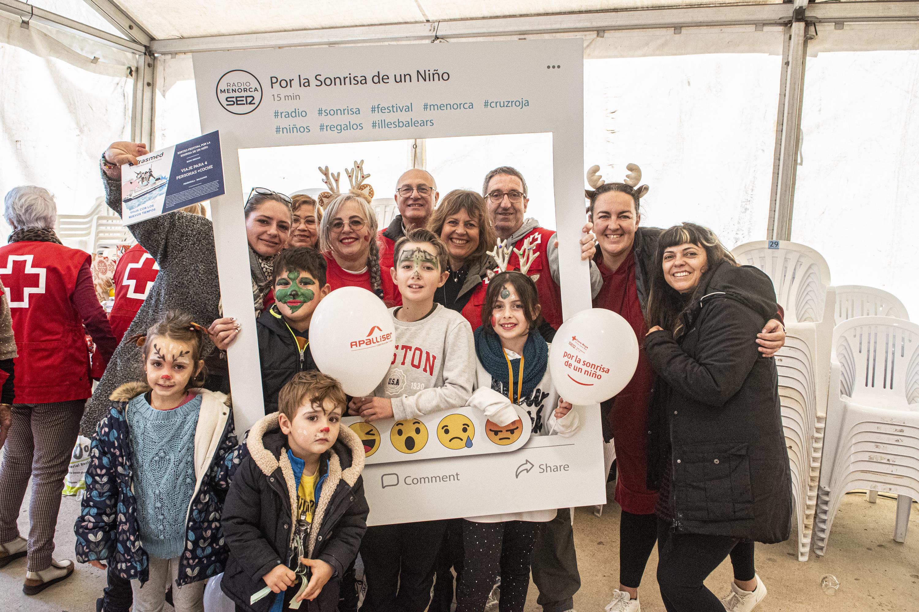 Foto de familia entre els voluntaris de Creu Roja i alguns dels assistents  Foto: Oskar Pérez