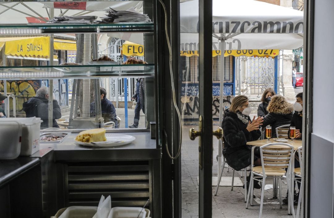 Archivo - Varias personas en una terraza