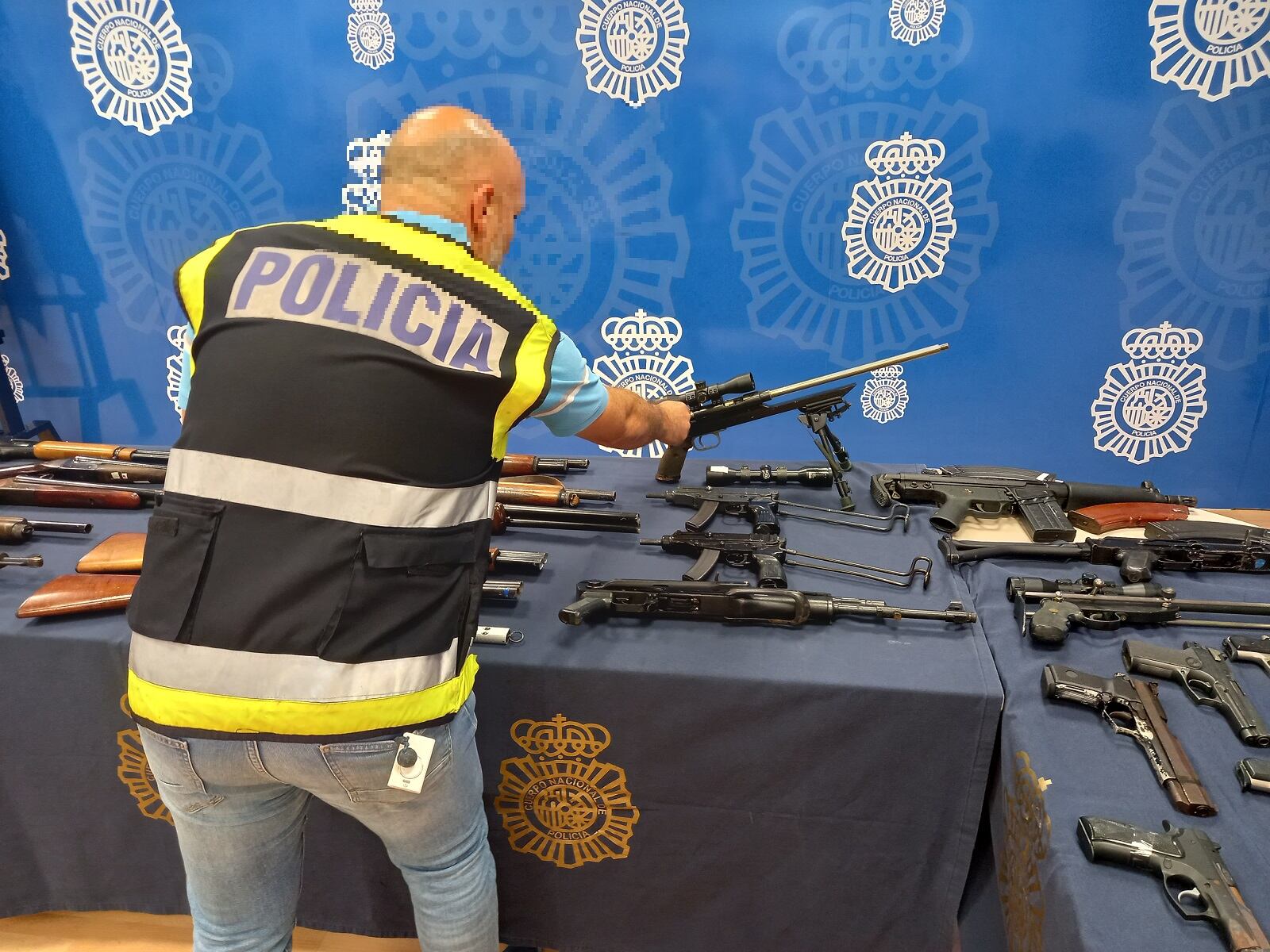 Parte de las armas localizadas en la vivienda de Estepona (Málaga)