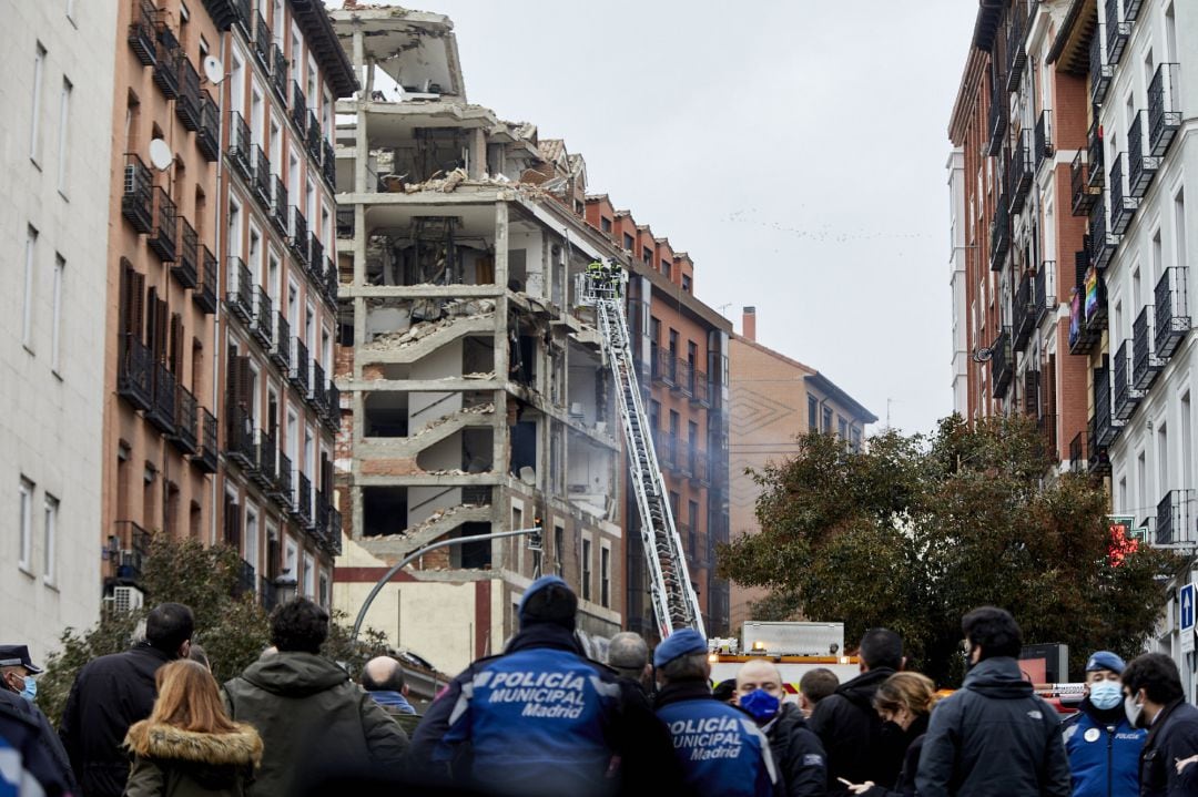 Bomberos trabajan en el inmueble momentos posteriores a la fuerte explosión.