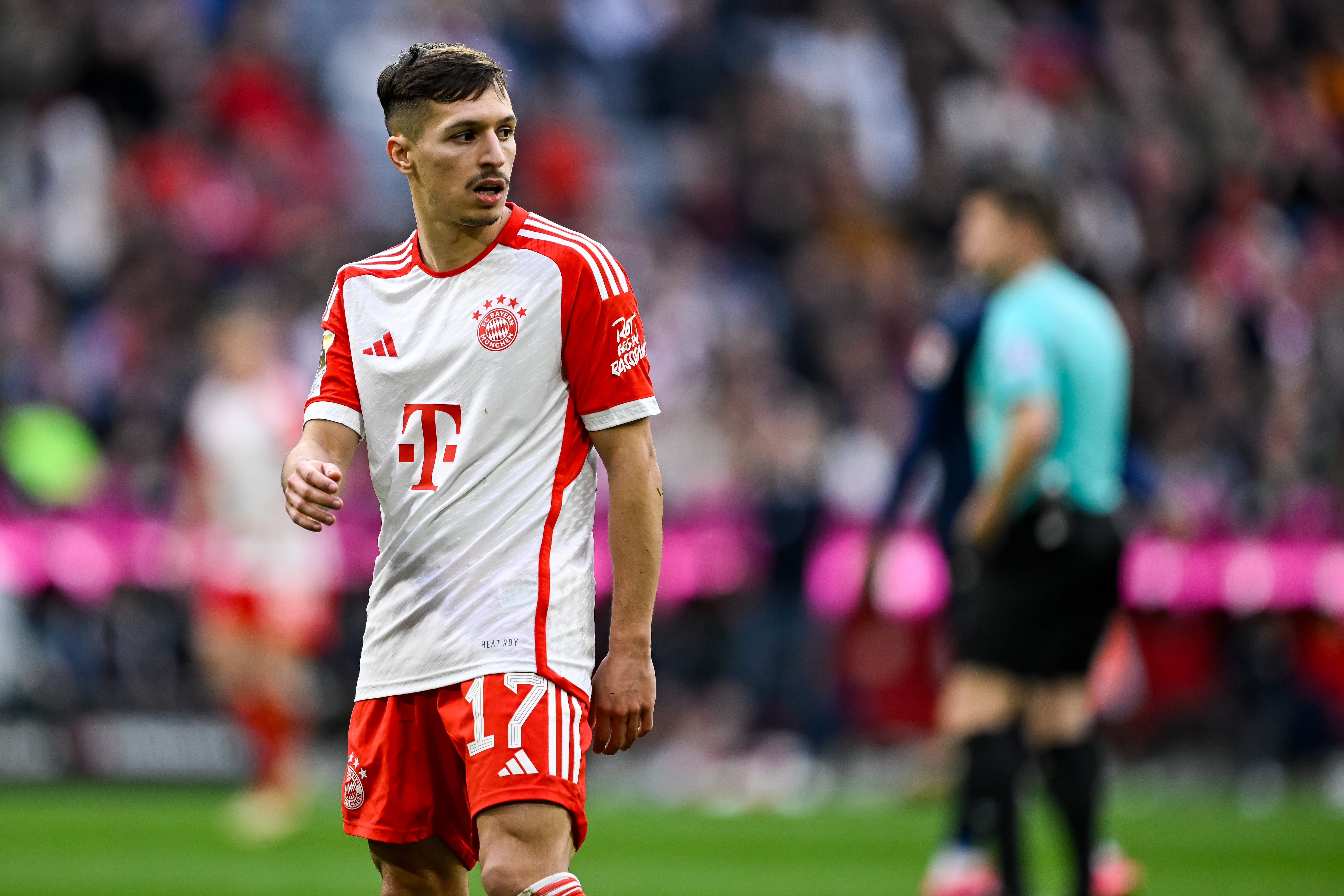 Bryan Zaragoza durante el partido de Bundesliga entre el FC Bayern Múnich y el Mainz 05