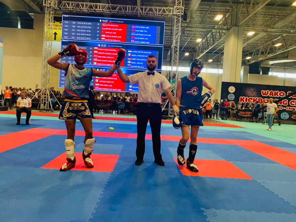 El púgil ourensano Manuel Pérez se garantiza la medalla de bronce en el Campeonato de Europa de Kickboxing