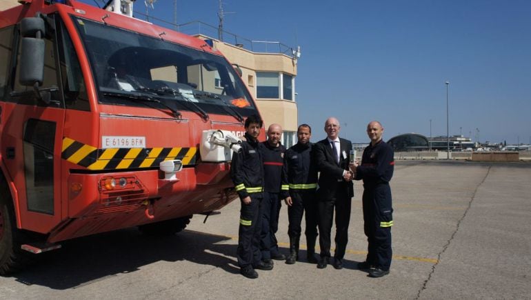 Los bomberos del Aeropuerto de Valencia reciben agua del Jordán del director general para España y Portugal de El Al, Walter Wasercier.