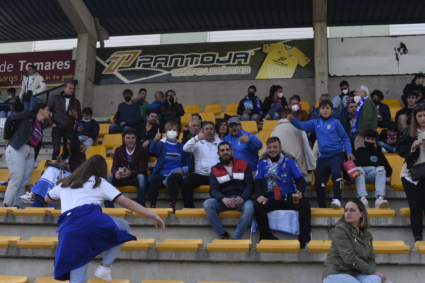 Aficionados del Xerez CD en el campo del Tomares