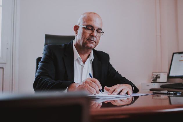 Luis Arráez en su despacho de consejero del Cabildo de Lanzarote.