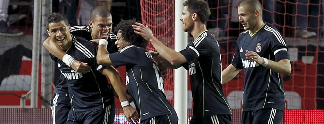 Los jugadores del Real Madrid celebran uno de los goles anotados ante el Sevilla