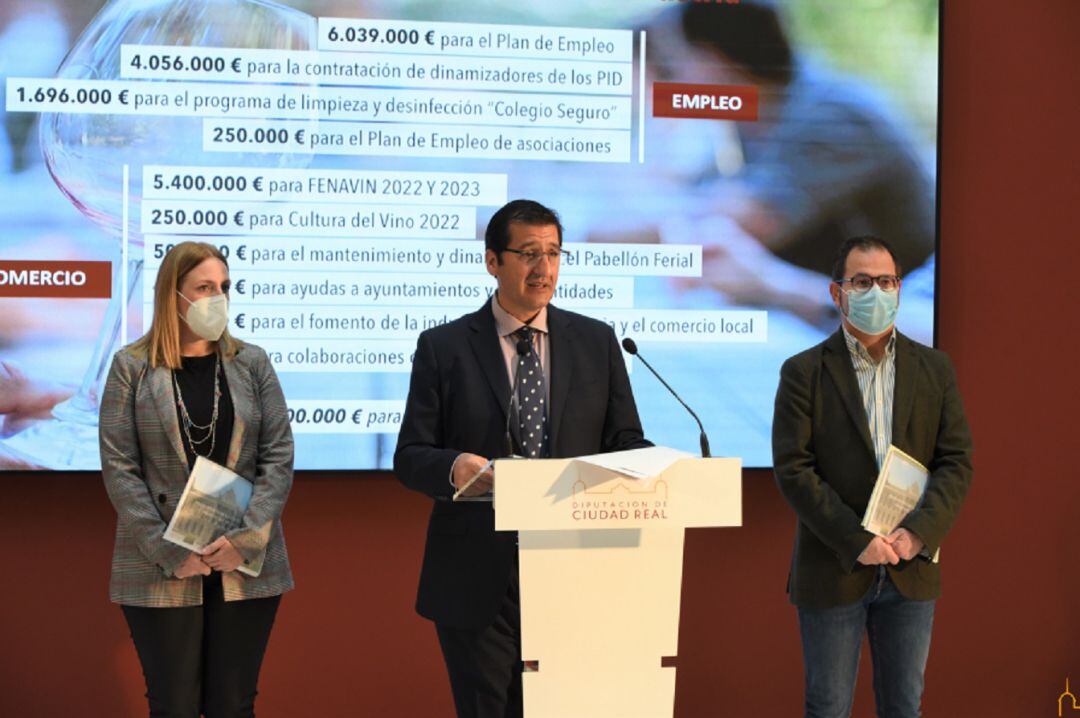 José Manuel Caballero en la presentación del presupuesto 2022 junto a los vicepresidentes María Jesús Villaverde y Gonzalo Redondo