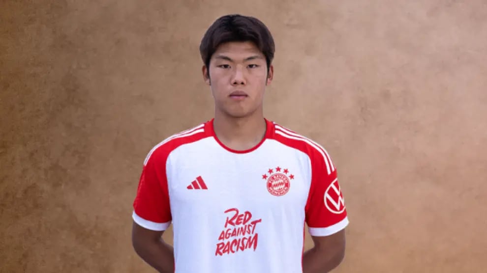 El joven futbolista Guo Jiaxuan con la indumentaria del Bayern de Munich