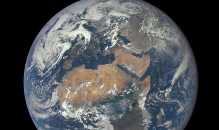 La nueva imagen de la NASA muestra la cara europea y africana de la Tierra. 