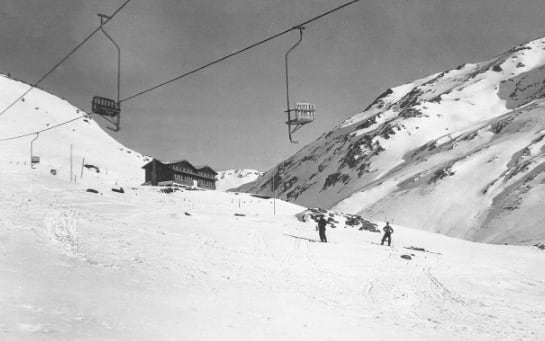 En los años 70 se sustituía la telesilla del Tobazo  por uno biplaza, (Foto: Candanchú)