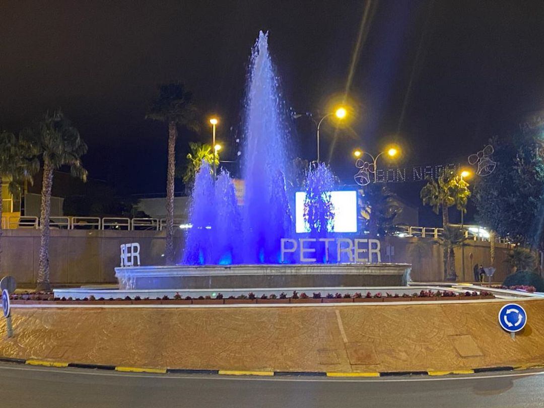 Petrer ilumina sus monumentos de azul