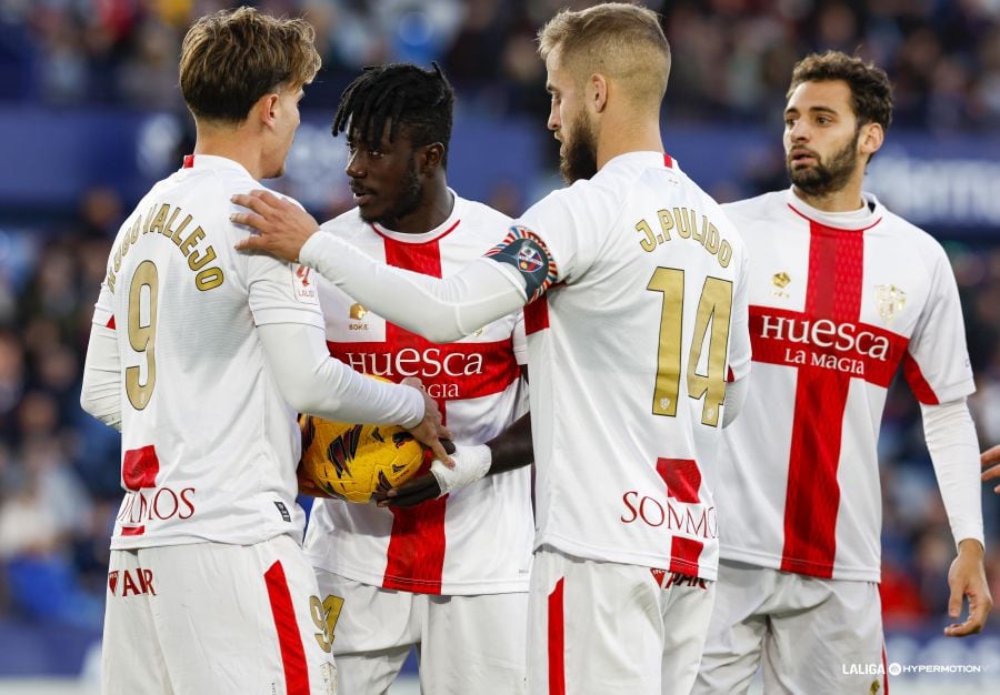 Jorge Pulido con Vallejo y Obeng antes de tirarse el penalti ante el Levante