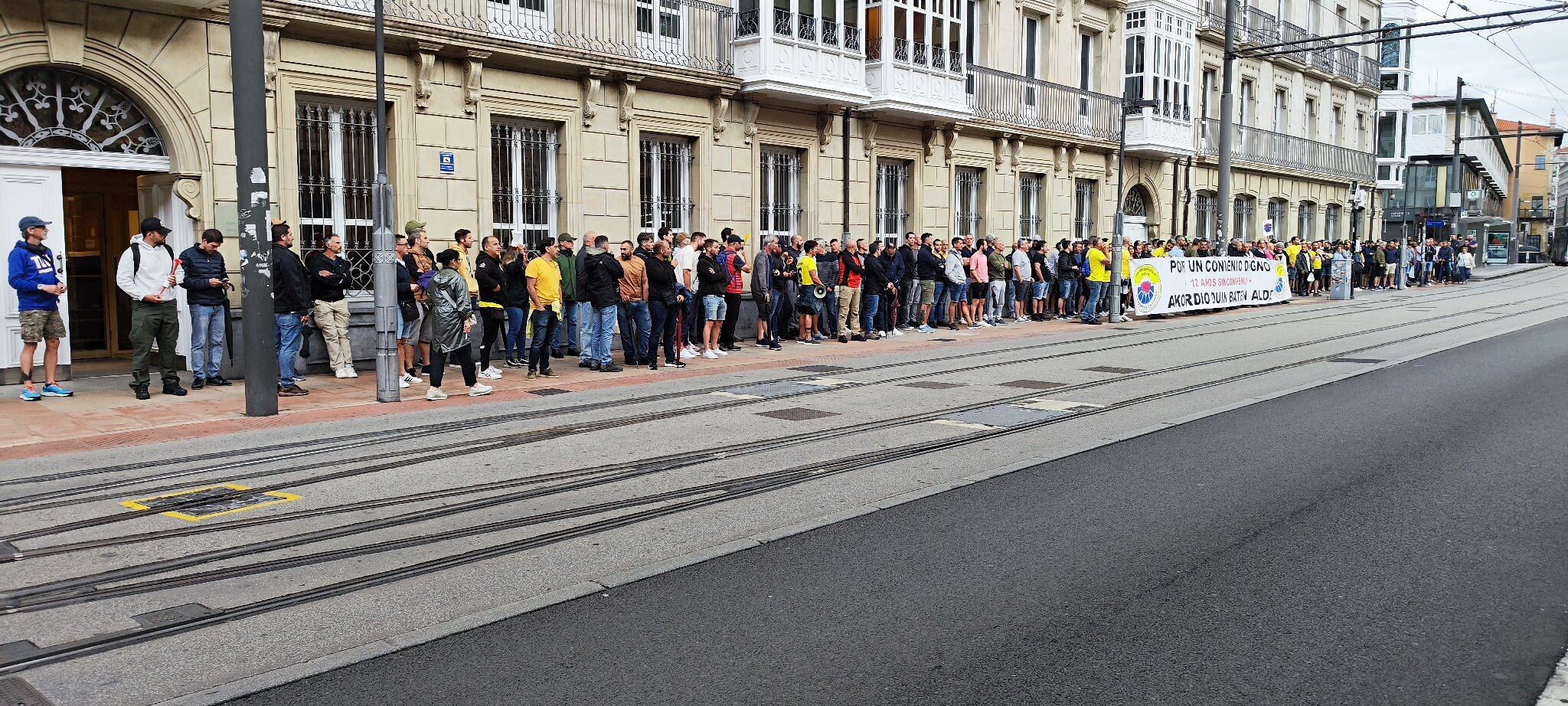 La protesta ha reunido a algo más de un centenar de agentes frente al Parlamento vasco