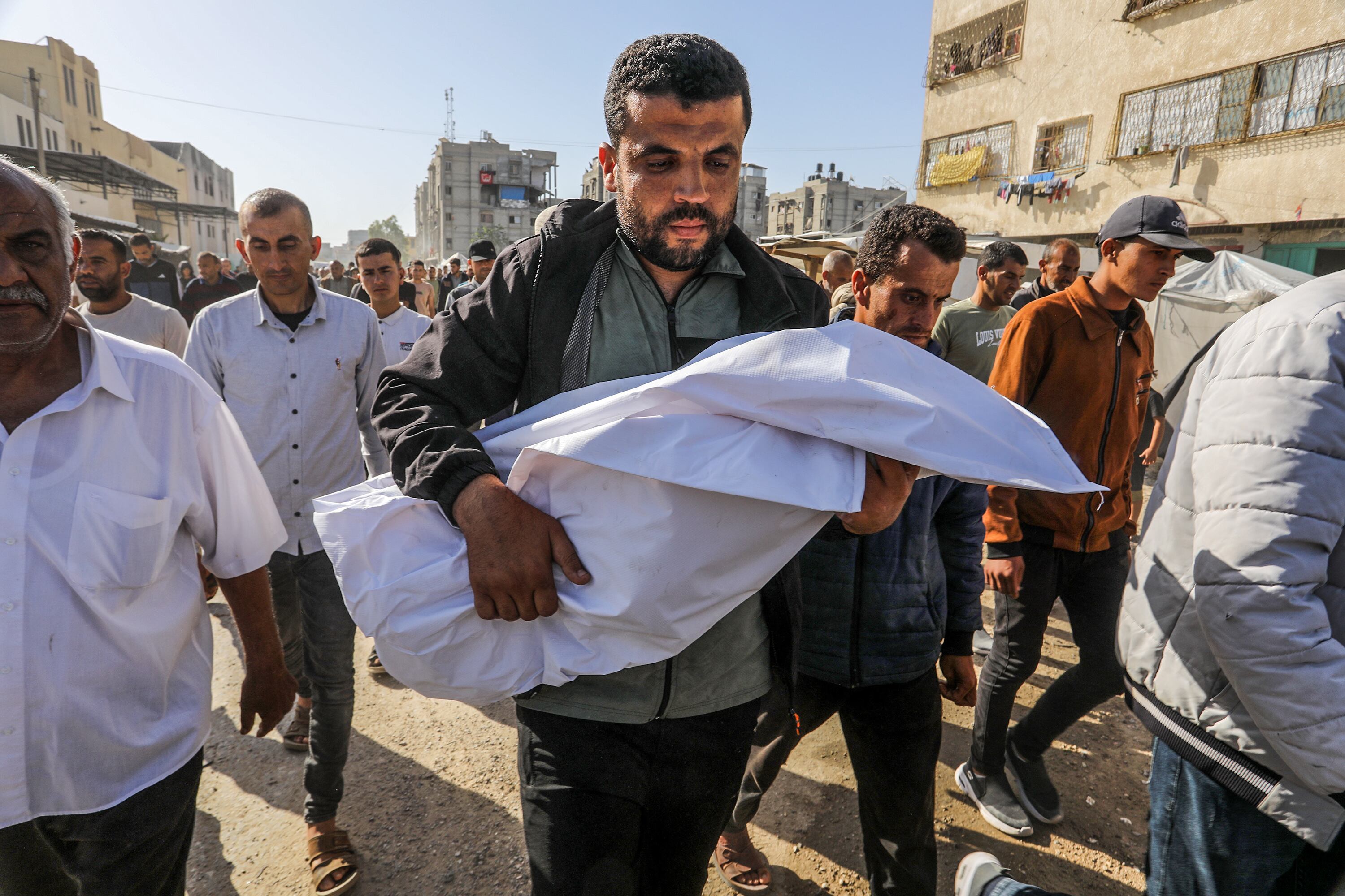 Familiares y seres queridos de palestinos que perdieron la vida en ataques israelíes lloran a sus difuntos en el Hospital Nasser de Khan Yunis, Gaza. (Foto de Abed Rahim Khatib/Anadolu vía Getty Images) (Photo by Abed Rahim Khatib/Anadolu via Getty Images)