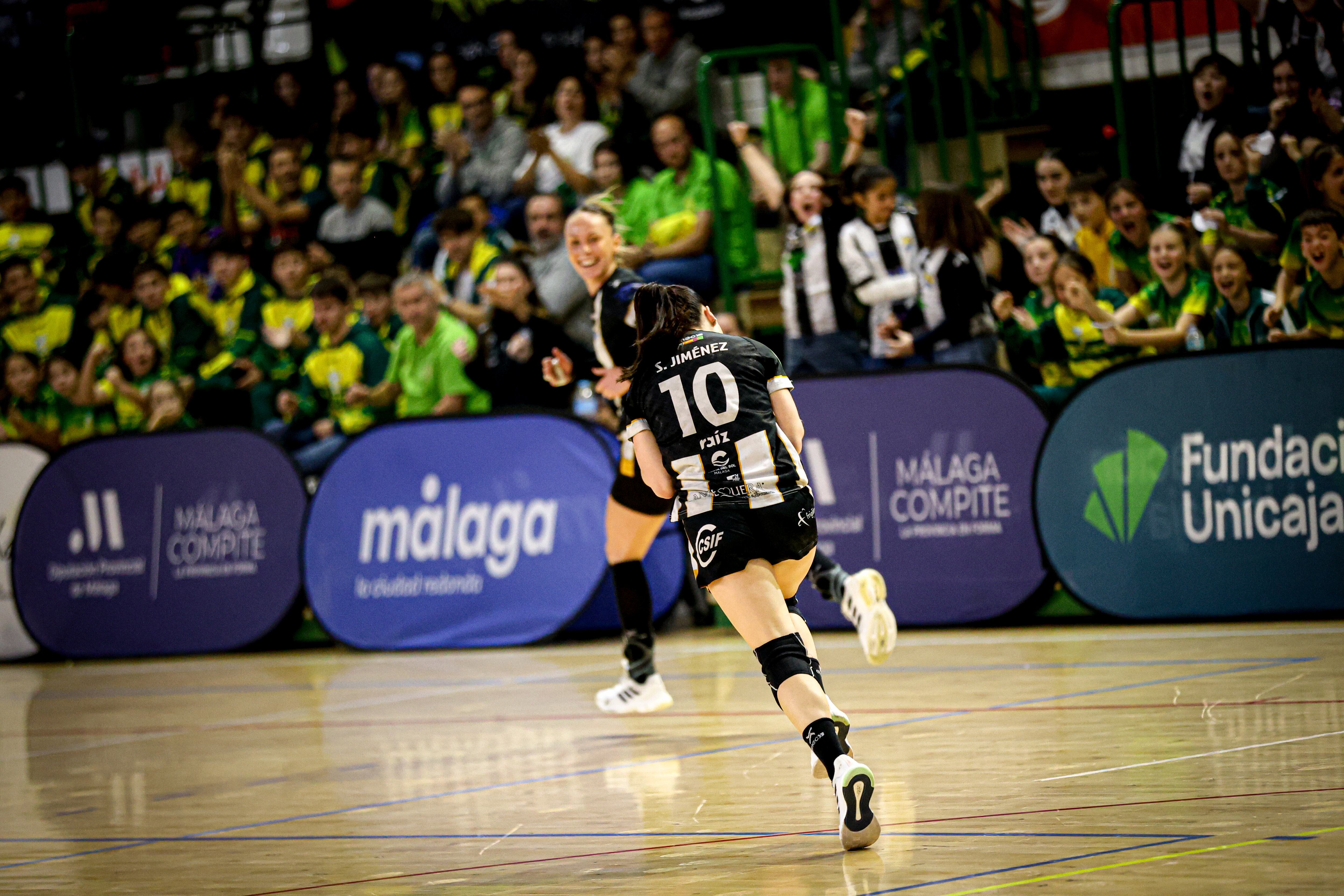 Sole López celebra un gol en Carranque