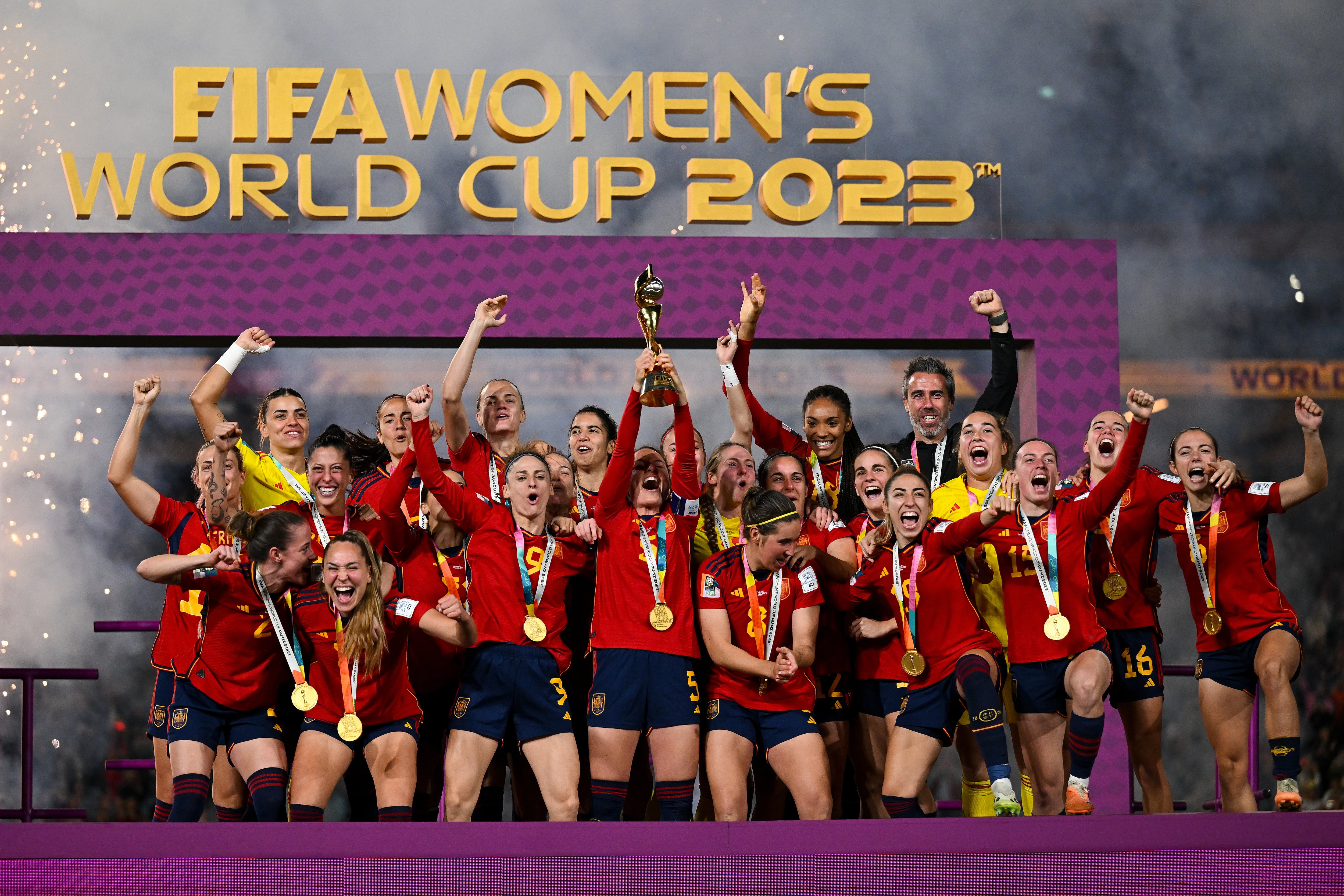 Sydney (Australia), 20/08/2023.- Team Spain celebrate with the winner&#039;Äôs trophy after winning the FIFA Women&#039;s World Cup 2023 Final soccer match between Spain and England at Stadium Australia in Sydney, Australia, 20 August 2023. (Mundial de Fútbol, España) EFE/EPA/DEAN LEWINS AUSTRALIA AND NEW ZEALAND OUT
