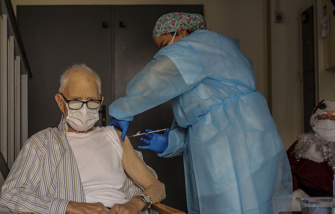 Batiste Martí, interno de la residencia de mayores Virgen del Milagro de Rafelbunyol (Valencia), de 81 años, ha sido la primera persona en recibir la vacuna frente a la Covid-19 en la Comunitat