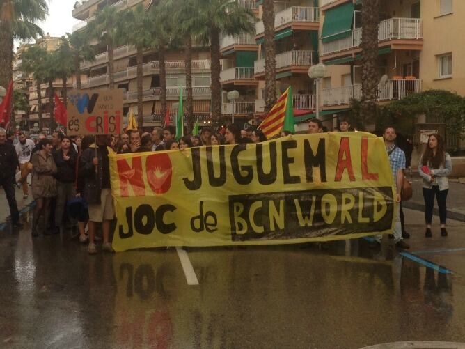 Capçalera de la manifestació en contra BCN World