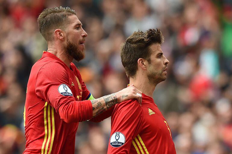 Sergio Ramos celebra un gol de Piqué con la Selección.