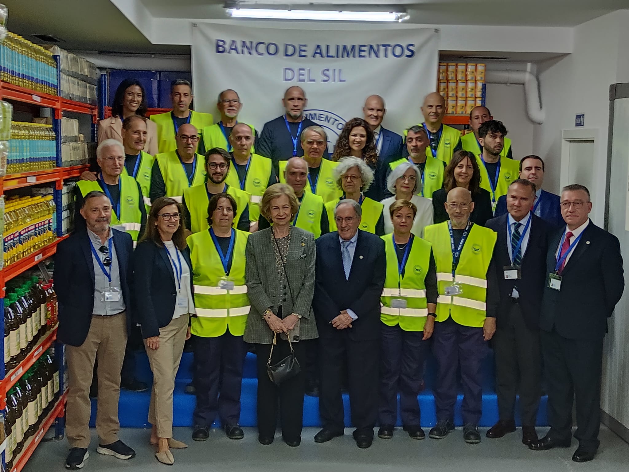 Doña Sofía junto al responsable del Banco de Alimentos del Sil, Damián Tascón y varios voluntarios