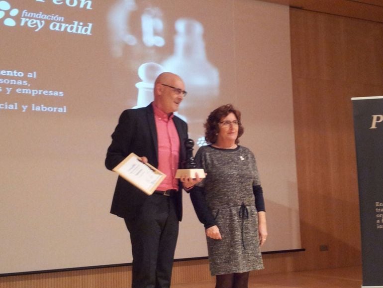 Miguel Mena recibe el premio Peón de la Fundación Rey Ardid de manos de la consejera de Ciudadanía y Derechos Sociales, María Victoria Broto
